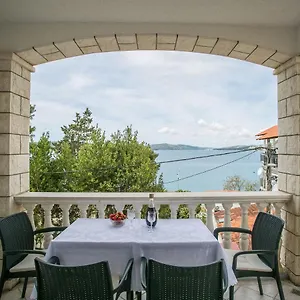 https://apartments-lovric.hotels-in-trogir.com