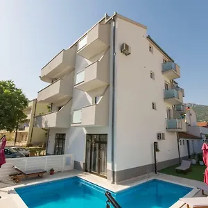 https://markom-apartments.hotels-in-trogir.com